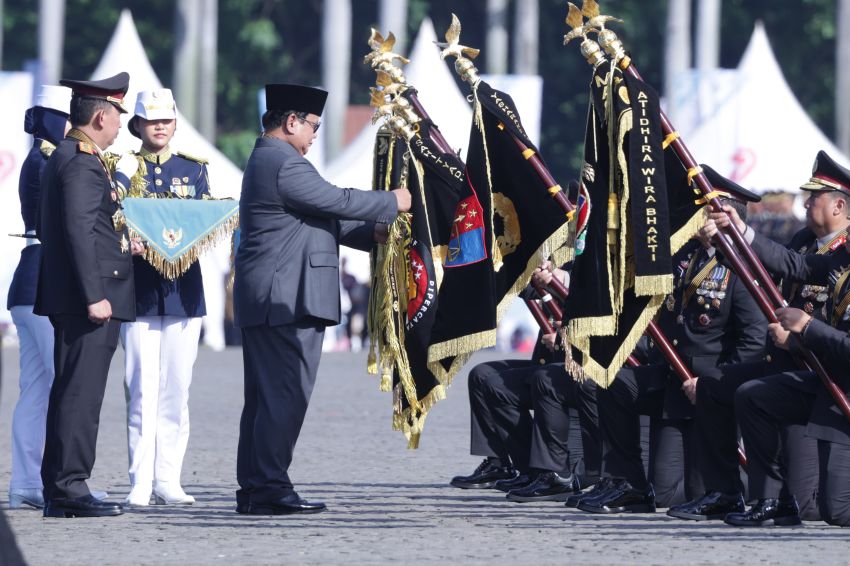 Presiden Hadiahi Penghargaan Nugraha Sakanti Kepada Divisi Humas Polri dan Enam Satker