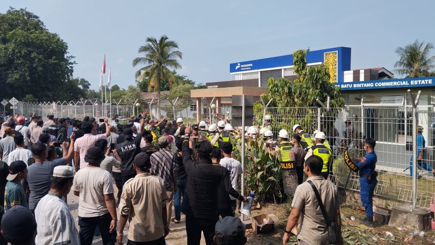 Massa Dobrak Pagar PT Patra Niaga Dumai Hingga Rubuh, Akhirnya Manager Muncul