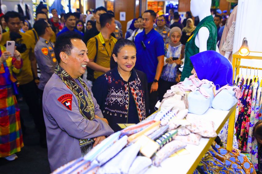 Kapolri Tinjau Bazar Kreasi Bhayangkari Nusantara 2025, Dorong Pertumbuhan UMKM