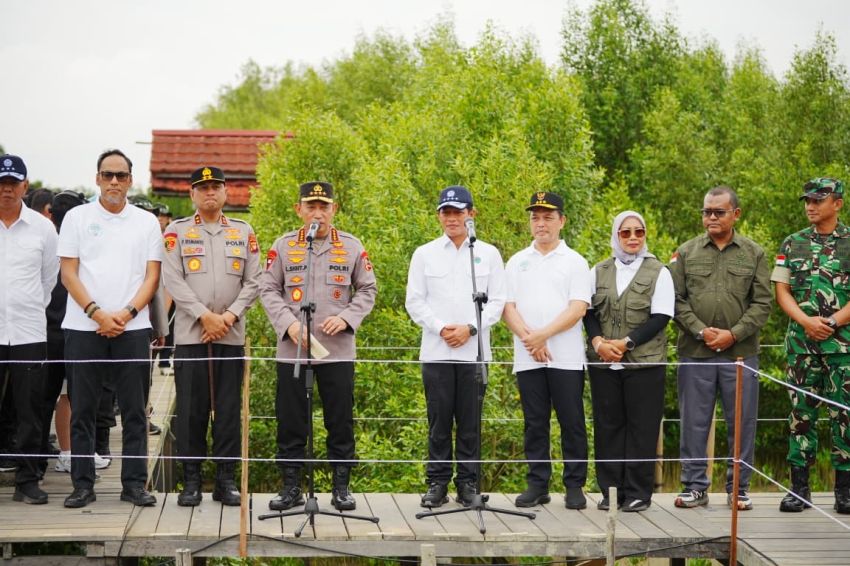 Tanam Mangrove di Kalbar, Kapolri: Jaga Lingkungan untuk Masa Depan Anak-Cucu Kita
