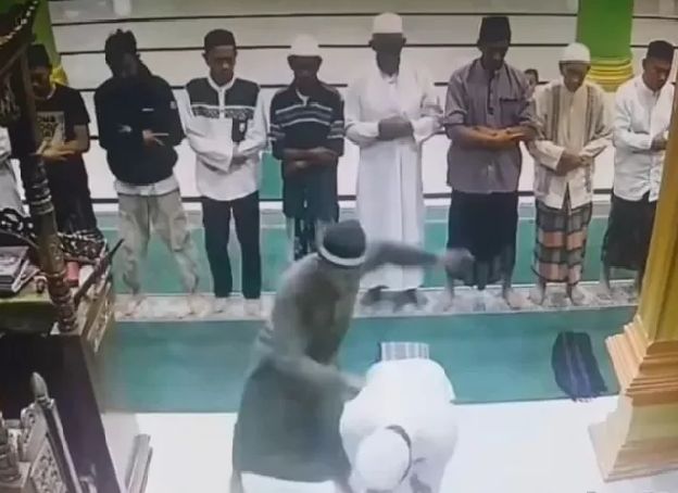 Sadis! Imam Masjid Baiturrahman Ditikam Saat Memimpin Salat Subuh