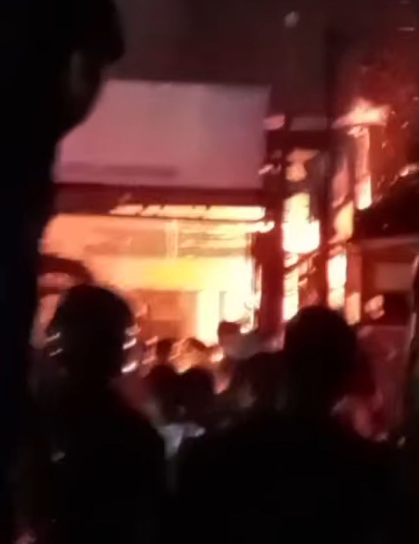 Breaking News Toko Kaca Azam Jalan Sutan Hasanudin Terbakar