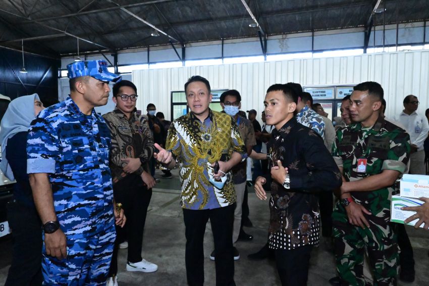 Pastikan Gizi Anak Terpenuhi, Wamen LHK Tinjau Dapur Sehat Anak Bangsa di Lanud Husein Sastranegara