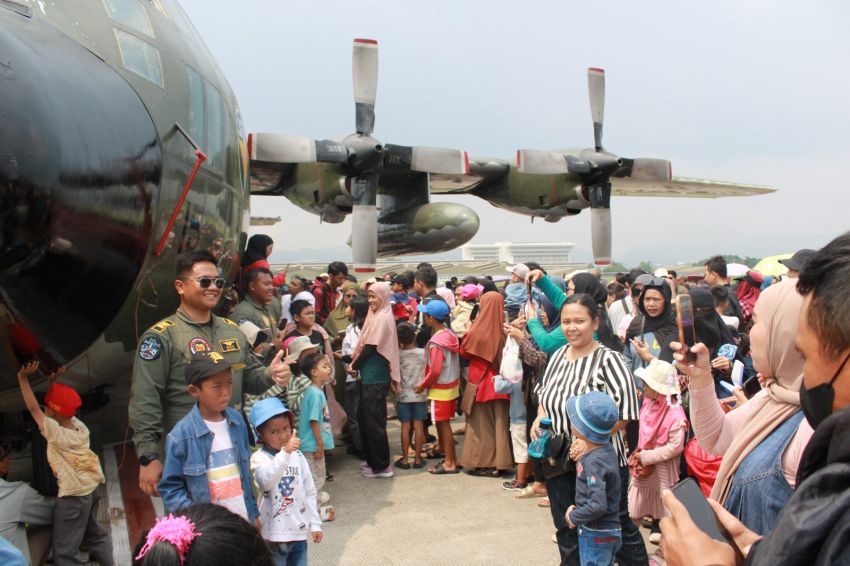 Warga Bandung Serbu Lanud Husein Sastranegara di Open Base Spesial HUT ke-80 TNI