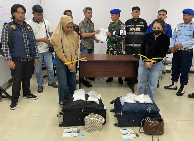 Dua Ratu Narkoba Antar Provinsi Diamankan di Bandara Sultan Syarif Kasim