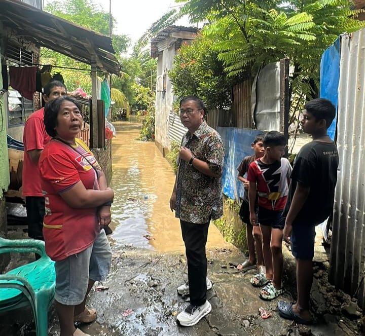 Anggota Komisi X DPR RI Sofyan Tan Gunakan Reses Untuk Kunjungi dan Bantu Korban Banjir Sungai Babura