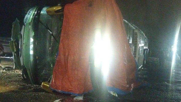 Lagi, Bus ALS Tabrak Warung dan Terbalik Penumpang Luka-luka