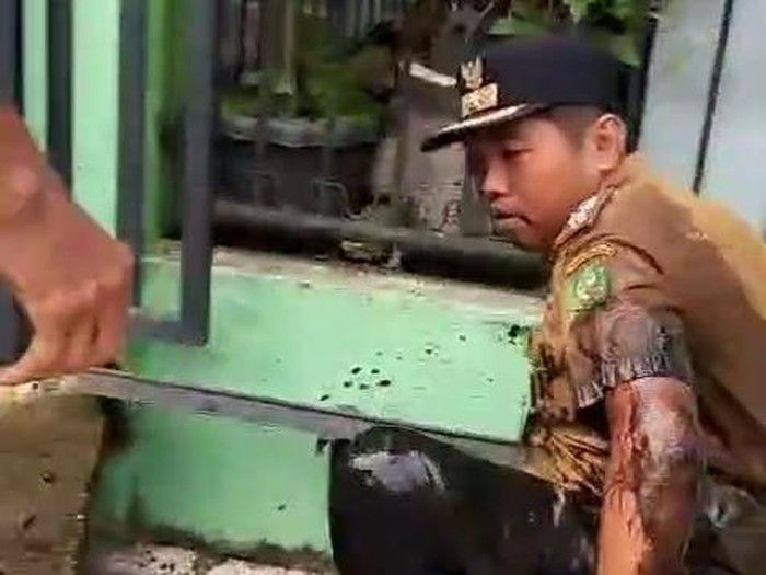 Buntut Pembongkaran Polisi Tidur, Warga Dorong Lurah Masuk ke Parit