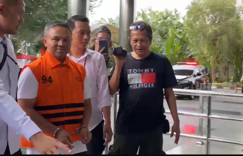 BREAKING NEWS: Tangan Diborgol, Gubernur Riau Abdul Wahid Keluar Ruangan Mengenakan Rompi Oranye KPK