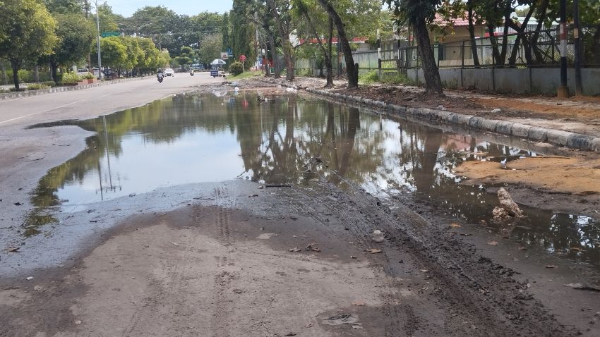 Dibangun Drainase Senilai Miliaran Rupiah Badan Jalan SSK Tergenang Air Hujan