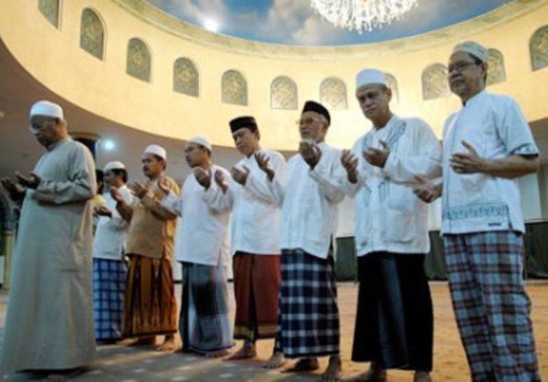 Apakah Makmum Wajib Mengangkat Tangan Ketika Qunut Sholat Subuh?