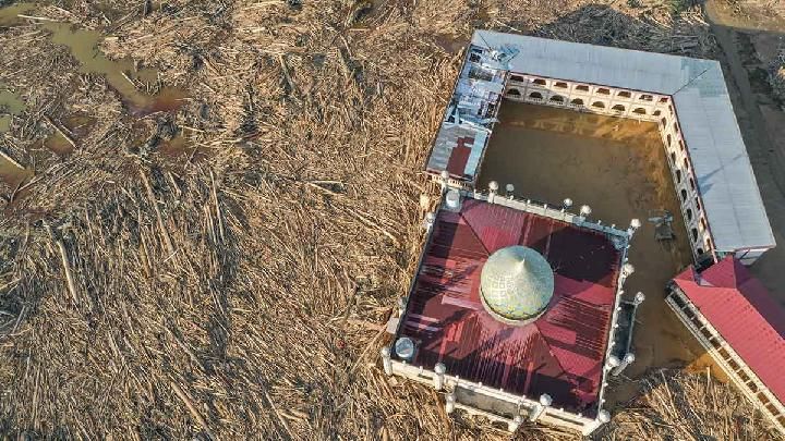 Pasca Banjir dan Tanah Longsor, Lautan' Kayu Muncul di Aceh Tamiang Kelilingi Masjid