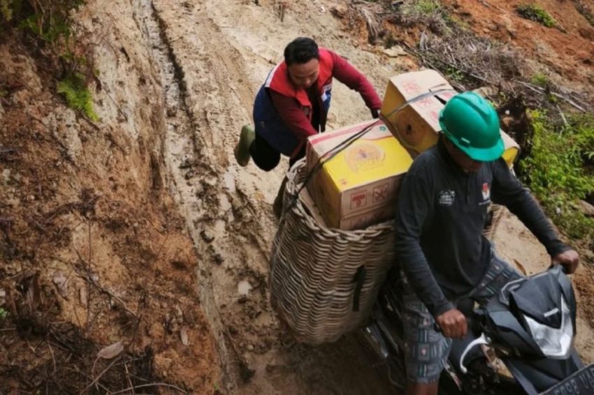 PGN Menembus Desa Terisolir Aceh Tamiang Kirim Bantuan Gunakan Sepeda Motor