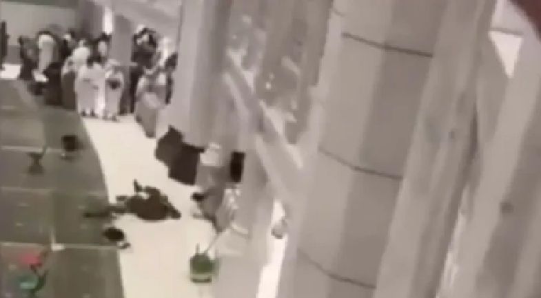 Seorang Pria Lompat dari Atas Masjidil Haram, Askar Ikut Terluka