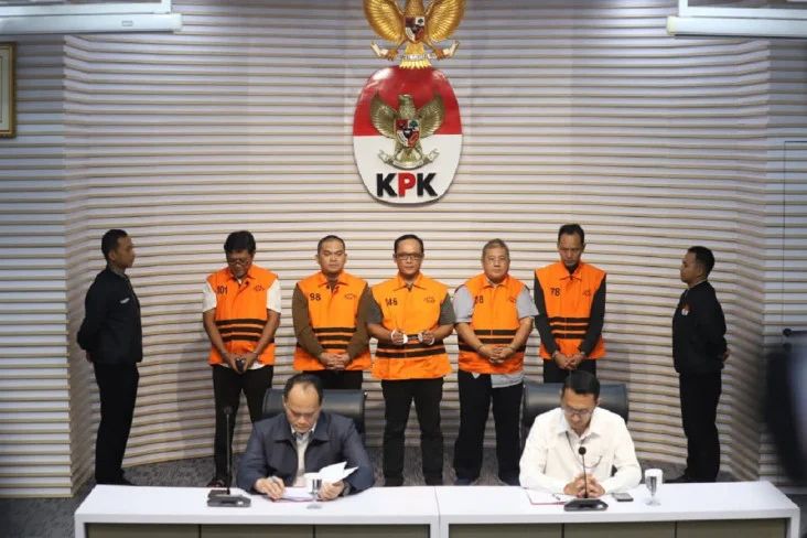 KPK Tetapkan Bupati Lampung Tengah, Adik Kandung dan Pengusaha Tersangka