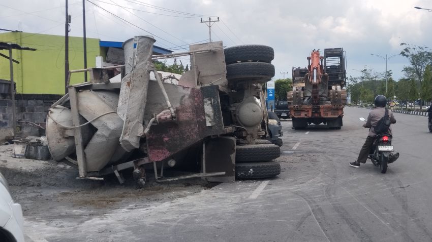 Truk Molen Rebah Disimpang Bumi Ayu, Masyarakat Rebutan Ready Mix