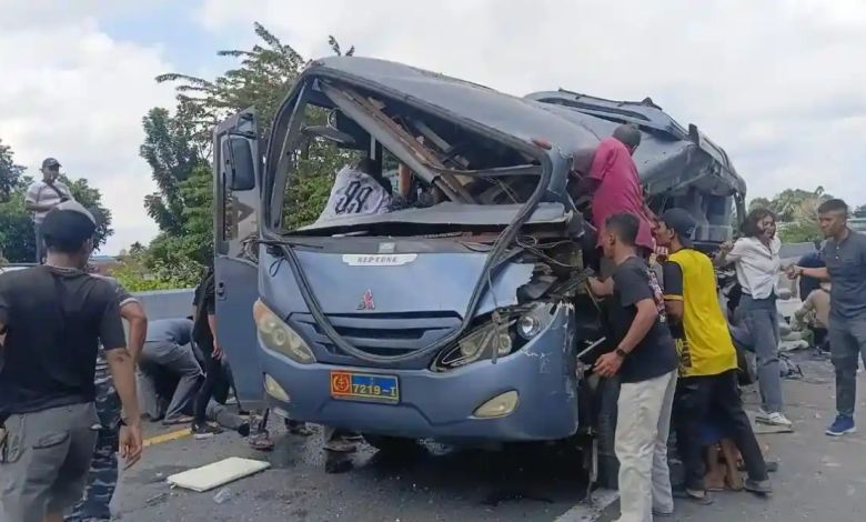 Melintas di Tol Belmera Medan, Bus TNI AL Tabrak Truk Muatan Semen 1 Orang Tewas