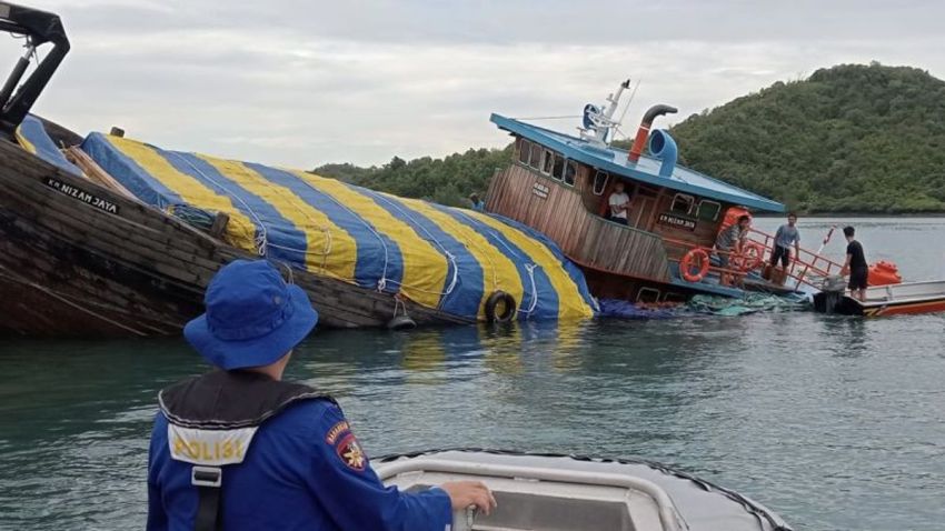 DIternjang Gelombang KM Anugerah Angkut 5000 Kelapa Tenggelam di Perairan Kepri