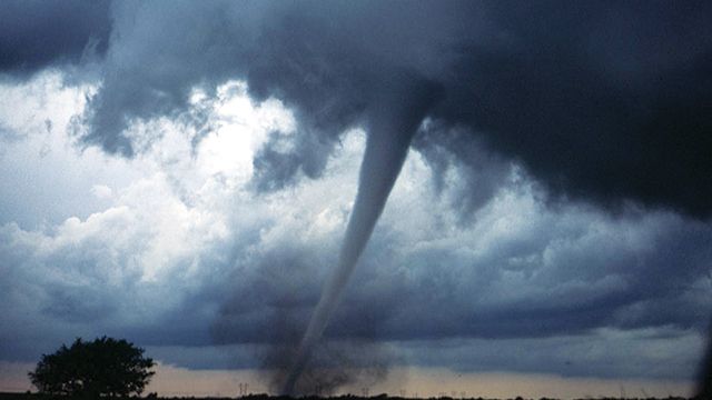 Puting Beliung Sapu Gedung Olahraga Pemerintah Kondisi Rusak Berat