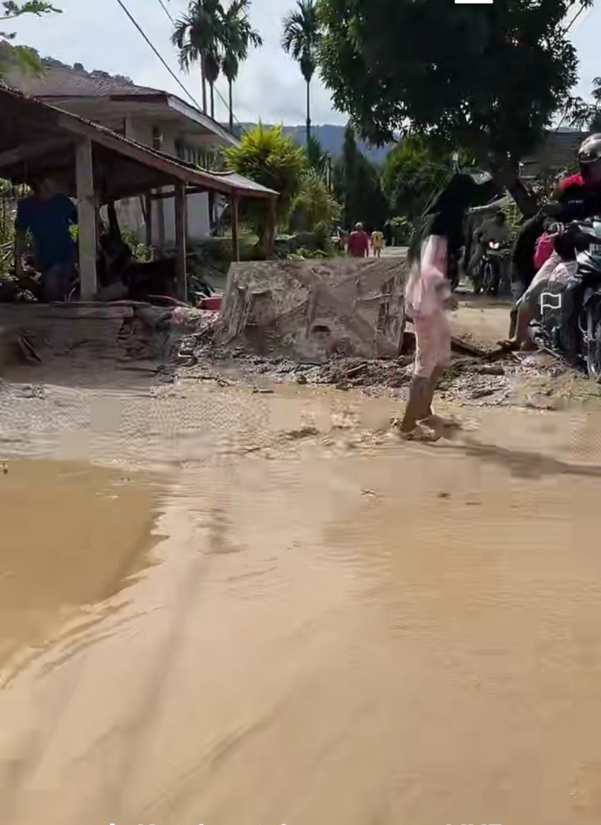 Breaking News : Banjir Lumpur Terjang Nagari Maninjau Agam pada Malam Tahun Baru, Akses Jalan Lumpuh Total