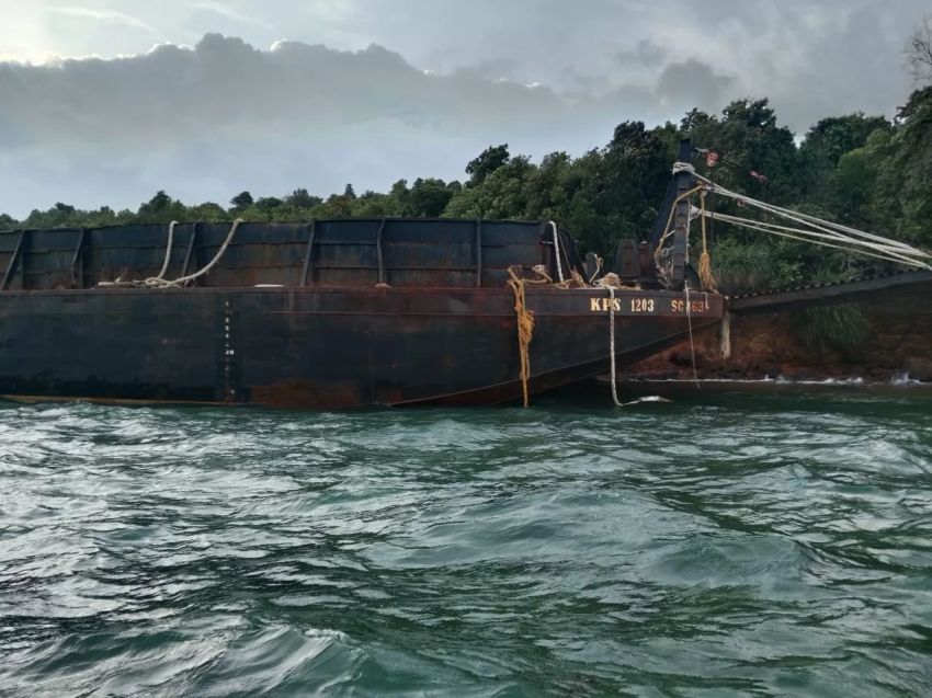 Dilepas Karena Cuaca Buruk, Tongkang KP 1203 Membentur Lampu Suar