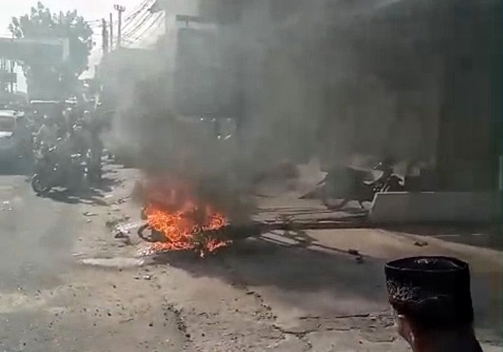 Pasangan Kekasih Pelaku Jambret Pekanbaru Babak Belur Dimassa, Motor Dibakar, Satu Karyawan Meninggal