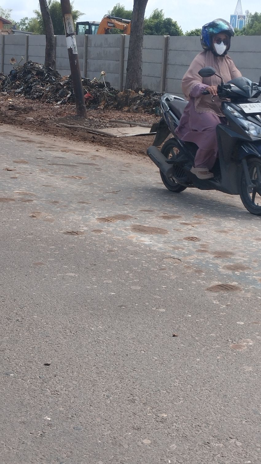 Ceceran Tanah Timbun Ganggu Aktivitas Pengguna Jalan Diponegoro dan Raya Bukit Datuk