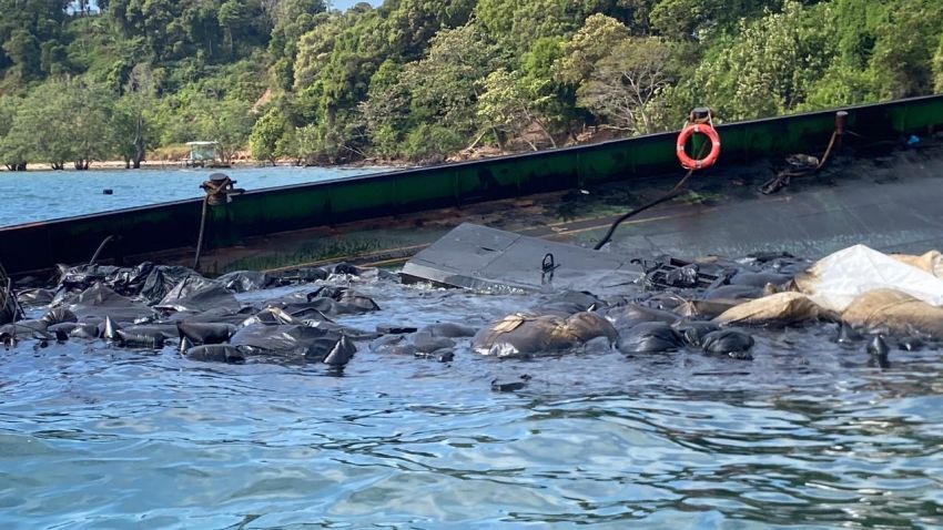 Kapal Pengangkut Limbah Kandas di Perairan, Air Laut Tercemar