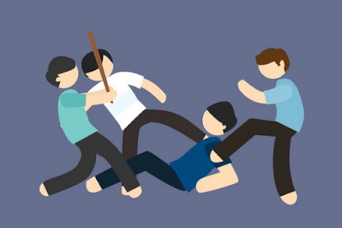 Tabrak Motor Sedang Parkir WN Cina Dikeroyok