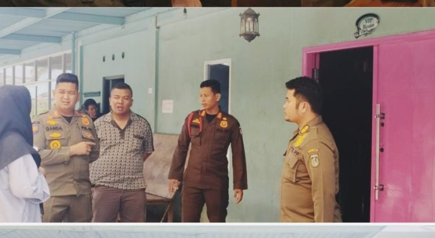 Mengenakan Baju Dinas Pegawai Pemko Berkaraoke Ria di Room