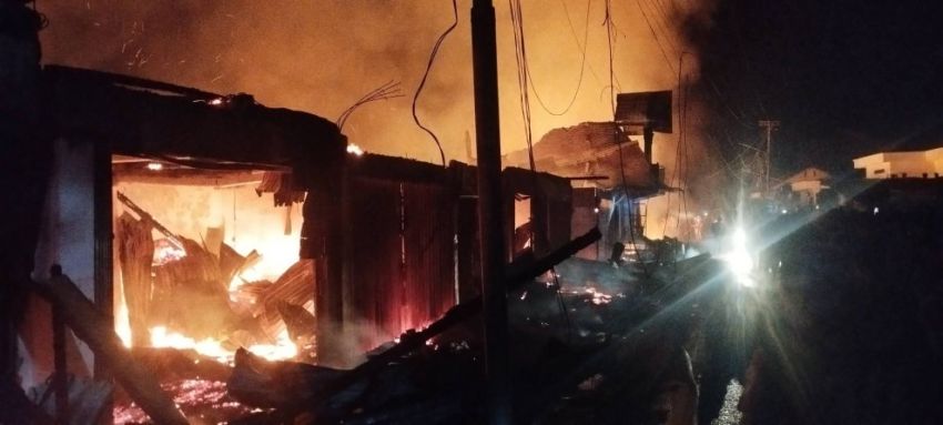 Saat Sholat Tarawih, Belasan Kios Pasar Peranap Indragiri Hulu Terbakar