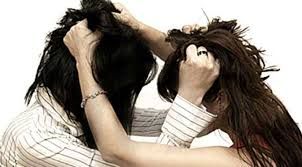 Dituduh Sebagai Pelakor Rambut Wanita Ini Digunting dan Disiram Air Cabai