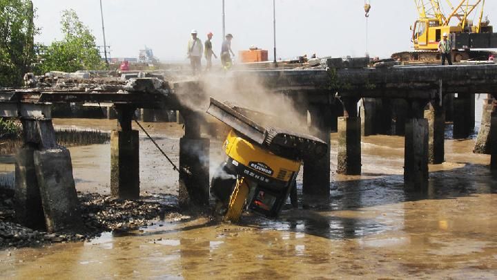 Proyek Dermaga Pelindo, Alat Berat  Vendor Jatuh ke Laut