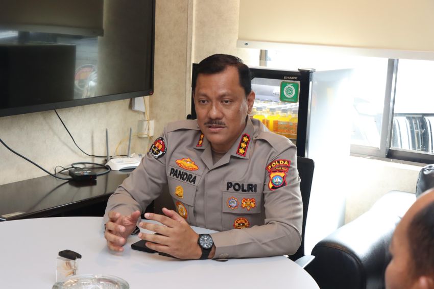 Setiap Jumat, Seluruh Personil Kepolisian Mengenakan Tanjak dan Selempang