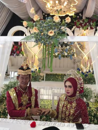 Pernikahan Beda Usia 45 Tahun, Pandangan Pengantin Wanita Menjadi Sorotan