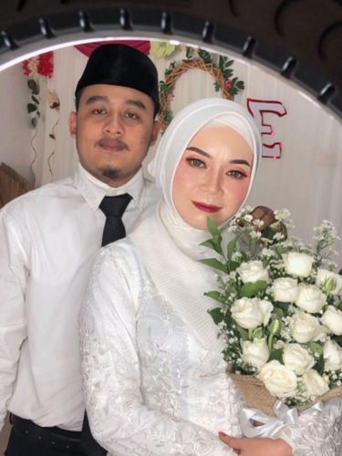 Pria 23 Tahun Nikahi Mantan Guru SMK