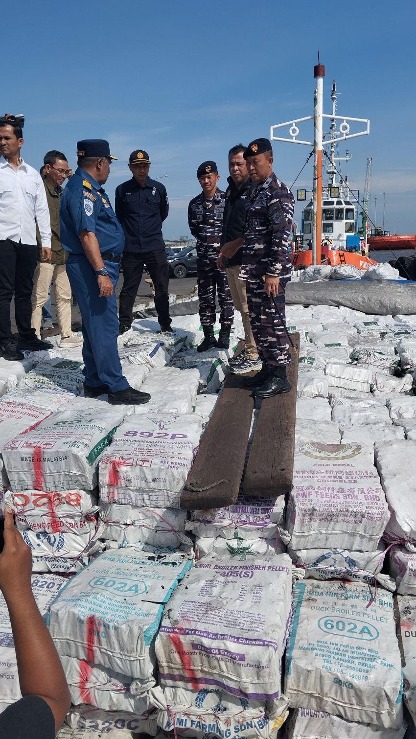 Lanal Dumai Amankan Satu Kapal Berisi Arang Kayu Senilai Rp4,6 Miliar