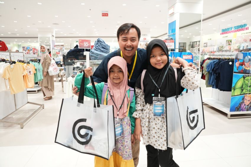 Perwira Pertamina Bersama 57 Anak Yatim dan Dhuafa Belanja Baju Lebaran