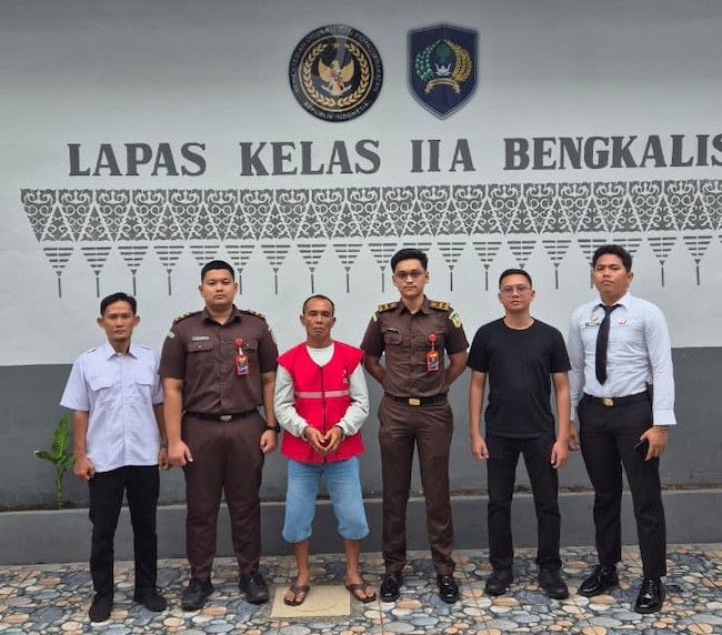 Sedang Ngopi, Buronan Korupsi Jual Beli Lahan Hutan Ditangkap di Bengkalis