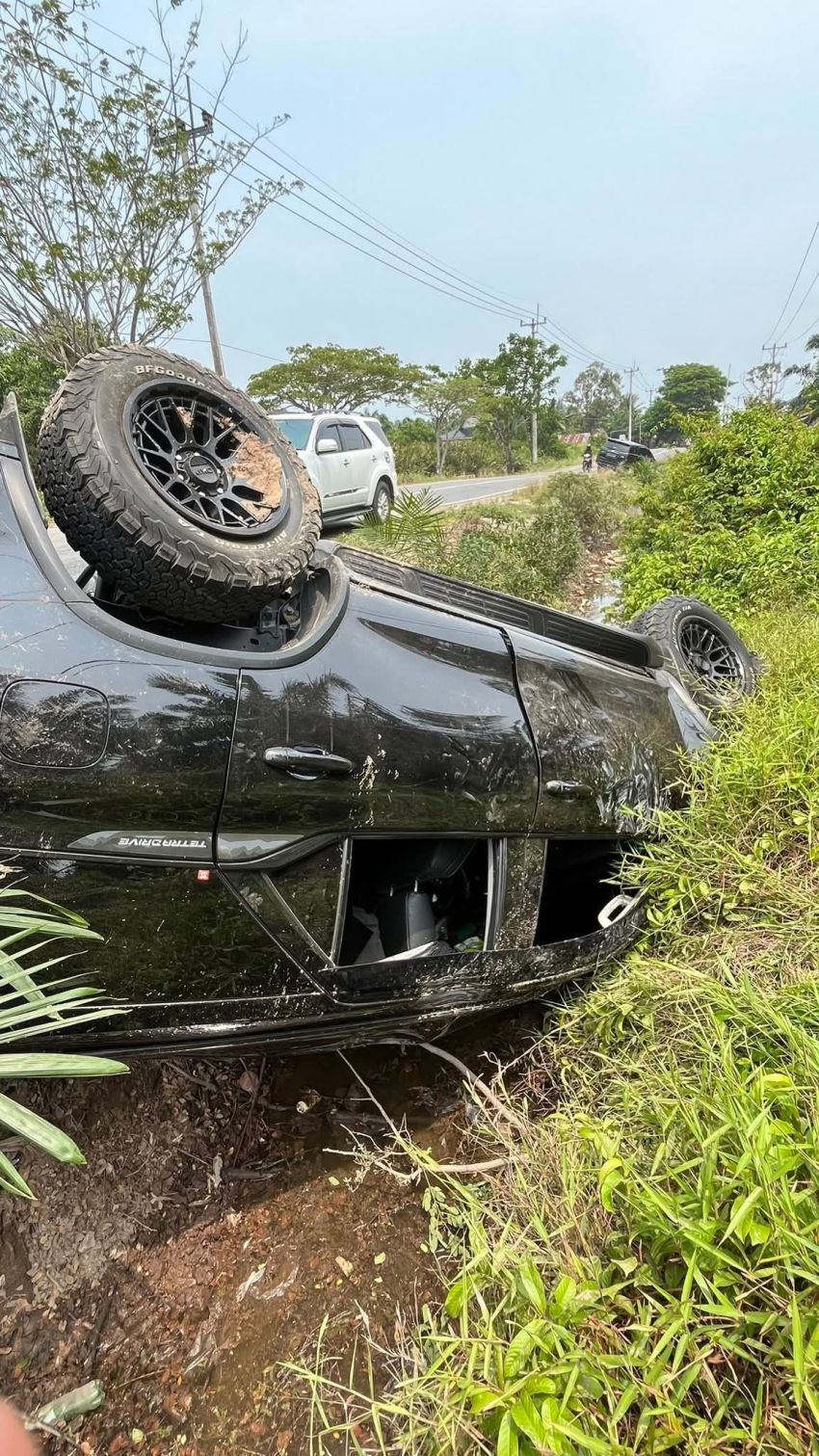 Mobil Dinas DPRD Bengkalis Tabrakan dengan Innova