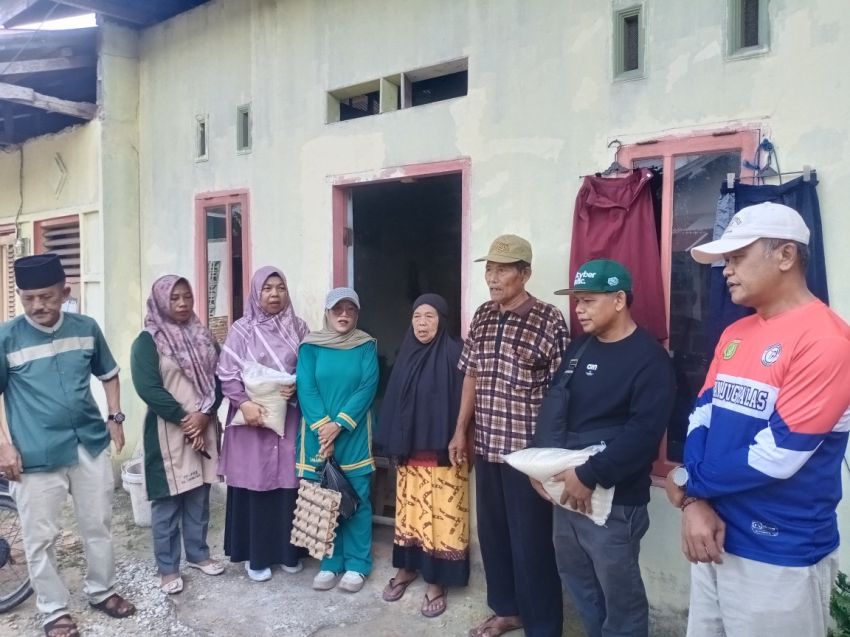 Peduli pada yang Susah, Perangkat Kelurahan Tanjung Palas Serahkan Bantuan Sembako