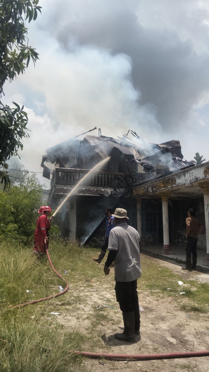 Jelang Sholat Jumat, Rumah Kosong di Bukit Datuk Terbakar
