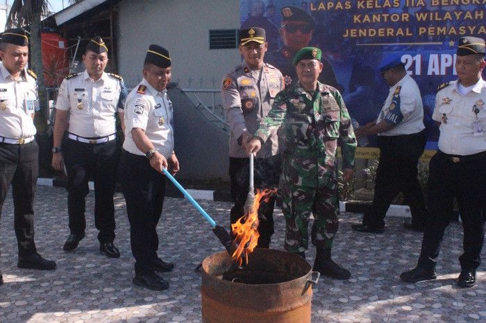 Lapas Bengkalis Bakar 46 Hanphone Hasil Razia Blok Tahanan