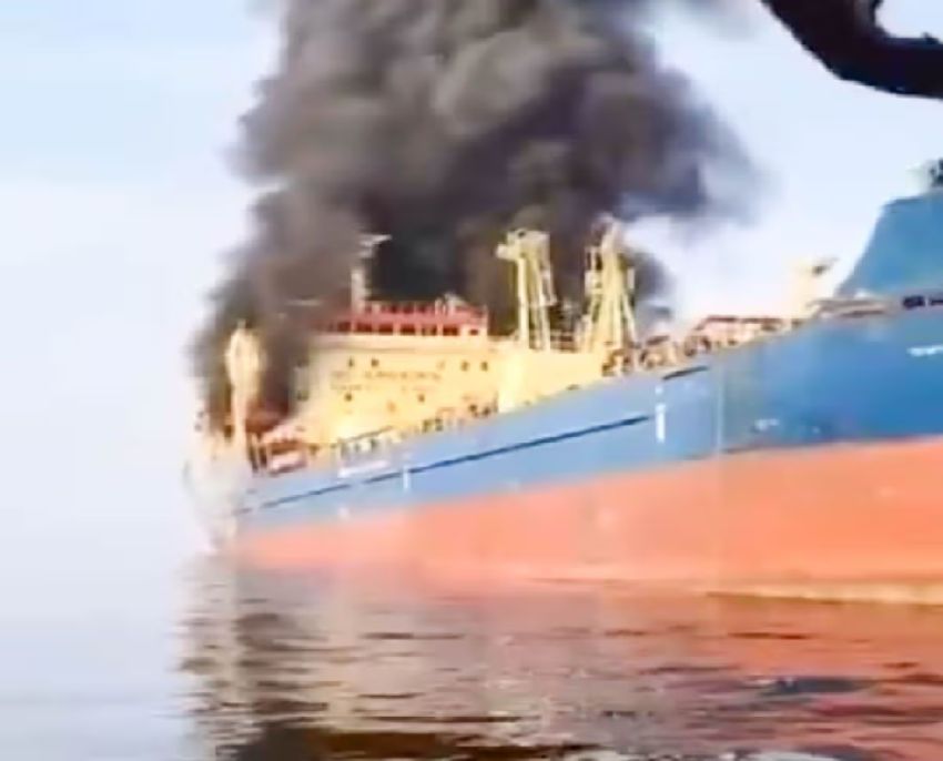 Dua Kapal Cargo Melintasi Selat Hormuz Ditembak Iran Terbakar