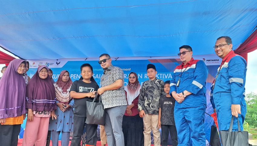 Santuni Dhuafa PHR Tuntaskan  Banjir dan  Jalan Rusak di South Bekasap Duri