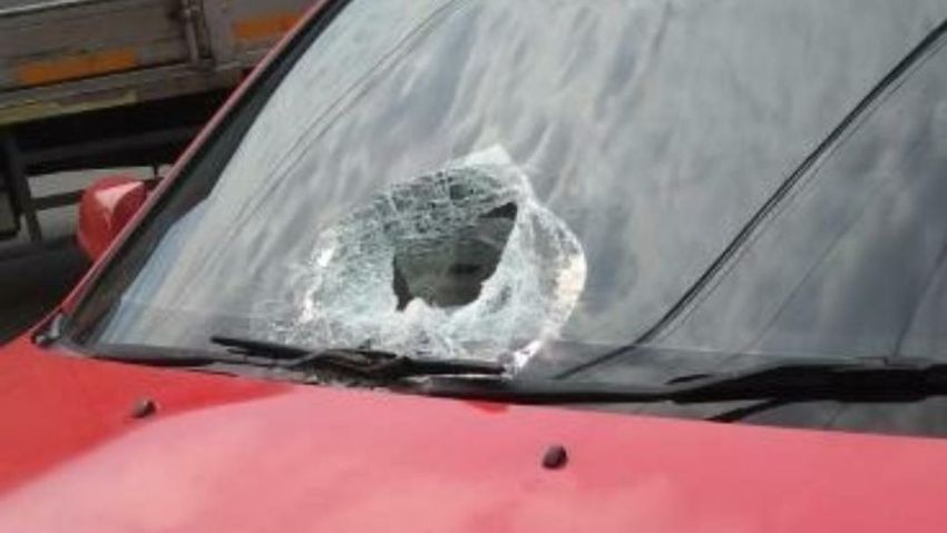 Teror Lempar Batu Tol Permai, Kaca Mobil Honda HRV Pecah di  Jembatan KM 64