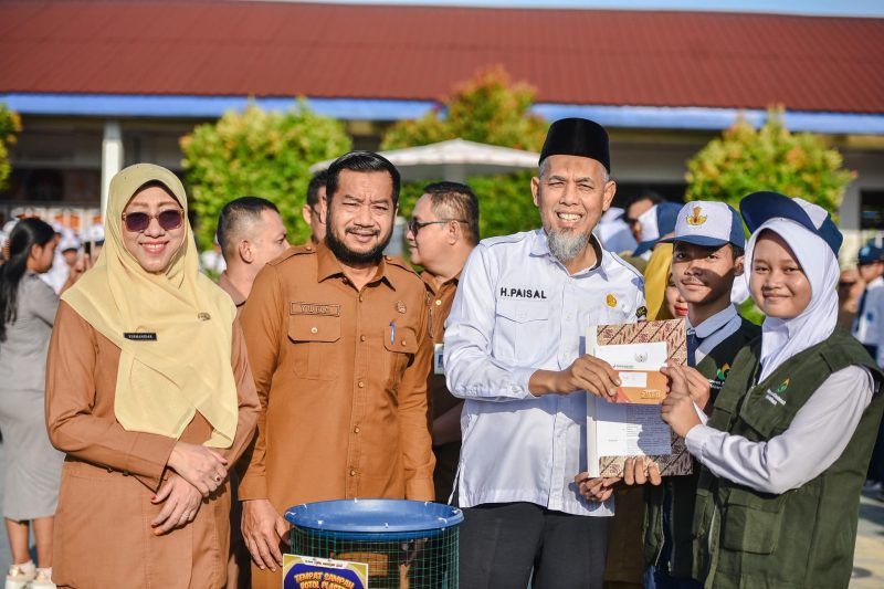 Wako Dumai Didampingi Kadis DLH Serlahkan  SK Relawan Kebersihan