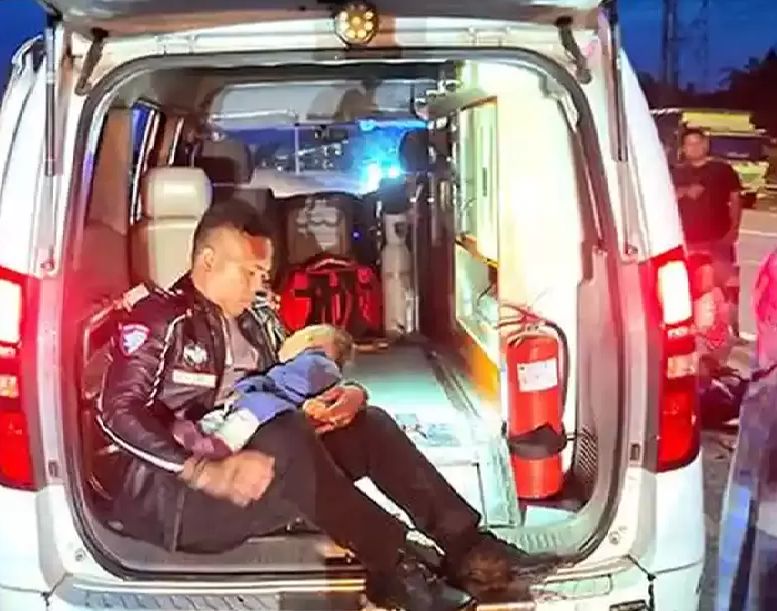 Penuturan Aipda Fernandoz Sedih Ketika Menggendong Bayi 8 Bulan Korban Lakalantas