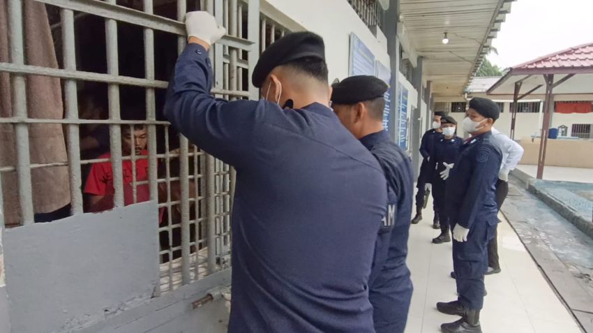 Diguyur Hujan Tim Gabungan Geledah Blok Tahanan Rutan Dumai