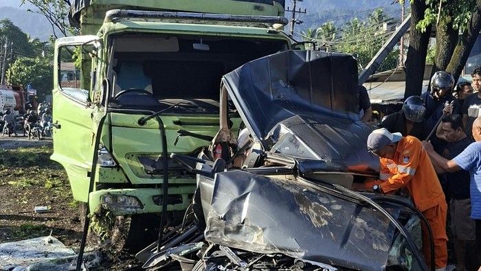 Kecelakaan Beruntun di Sumbar Tiga Orang Tewas 4 Luka Serius